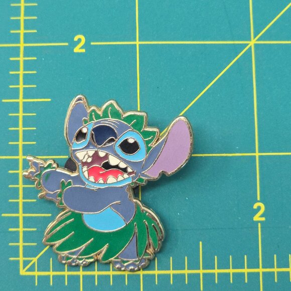 Disney Stitch Hula Skirt Enamel Trading Pin 2008 Lilo & Stitch Collectible - Picture 5 of 7